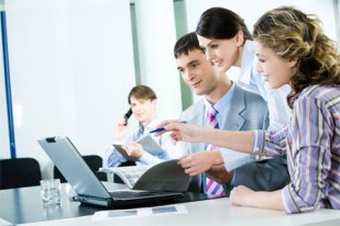 grupo-de-personas-en-junta-trabajando-en-una-computadora-portatil_xsomwh